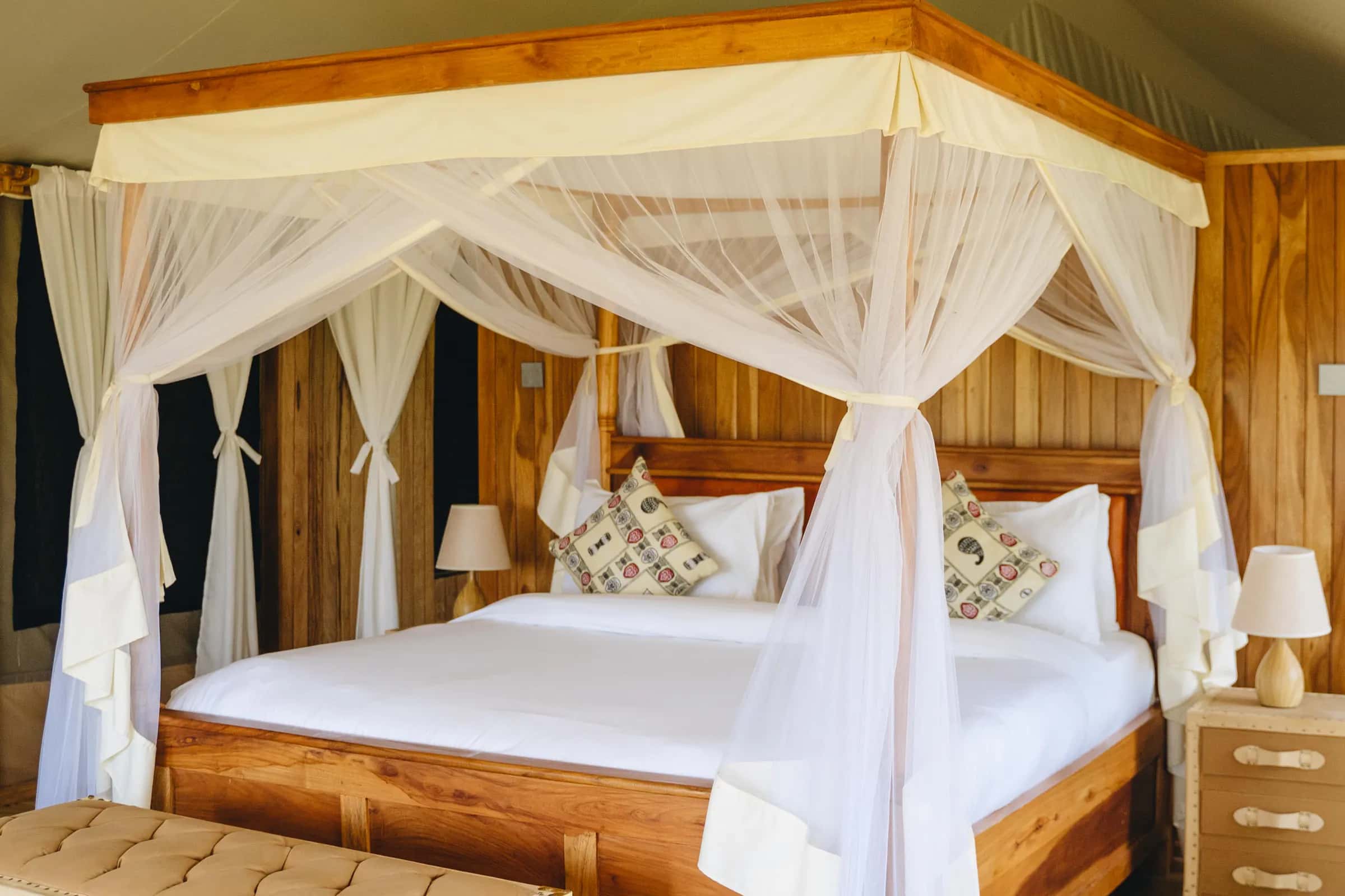 Four-poster canopy bed in a lodge room